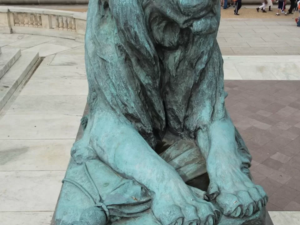 Grant Memorial lion before conservation.