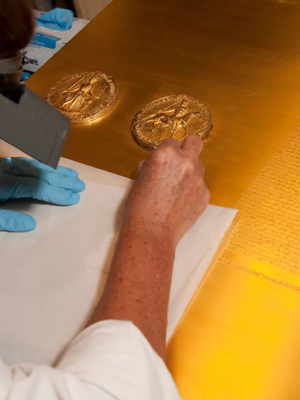 The conservation of the inside of the display was a part of the restoration process.