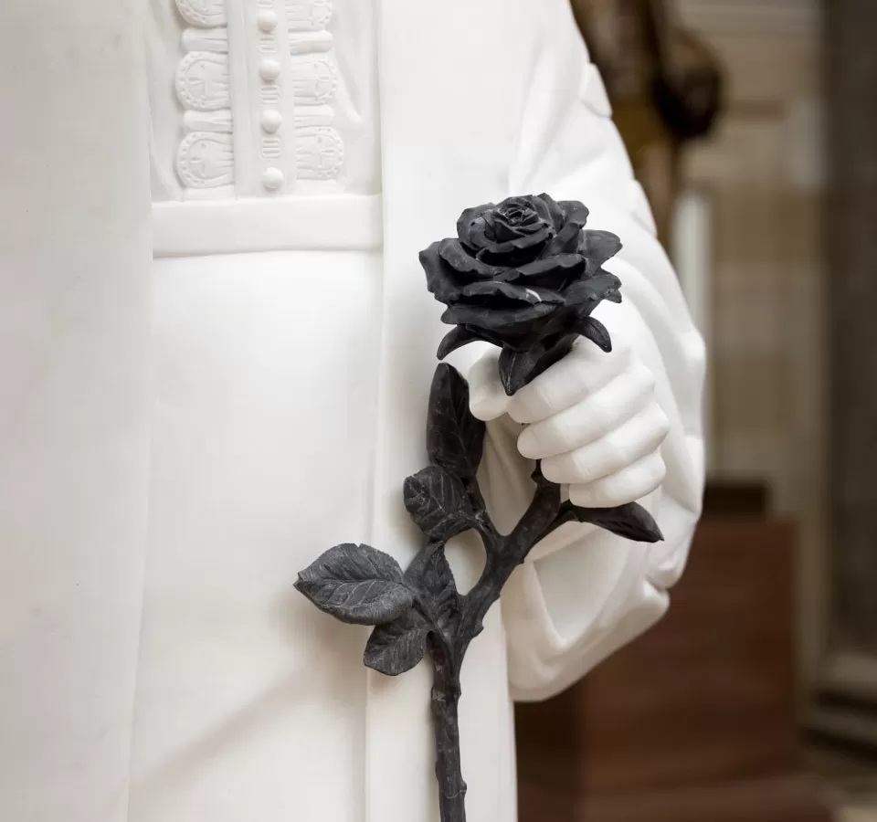 Close-up image of the black rose in Bethune's statue.